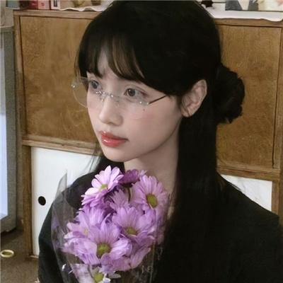 一位站立的人